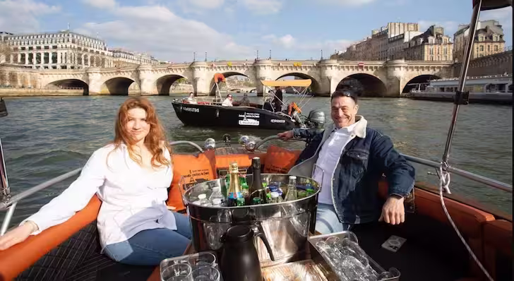 Private Seine cruise with champagne